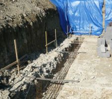 Feraillage des fondations avec des longrimes de 20x35 en 6 barres de 10mm.
Renforts de la partie totalement enterrée du sous-sol avec des poteaux de 10x10 en 4 barres de 10mm espacés de 2m.