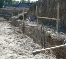Feraillage des fondations avec des longrimes de 20x35 en 6 barres de 10mm.
Renforts de la partie totalement enterrée du sous-sol avec des poteaux de 10x10 en 4 barres de 10mm espacés de 2m.
