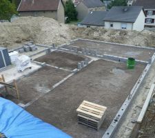 Mise en place des premières rangées d'agglos et des 20cm de laitier (soit environ 50 tonnes à descendre!!) sous la dalle béton de 10cm de la cave.