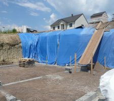 Mise en place des premières rangées d'agglos et des 20cm de laitier (soit environ 50 tonnes à descendre!!) sous la dalle béton de 10cm de la cave.
Rampe pour descendre le laitier.