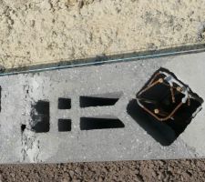 Détail d'un poteau intégré au mur extérieur.