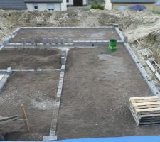 Mise en place des premières rangées d'agglos et des 20cm de laitier (soit environ 50 tonnes à descendre!!) sous la dalle béton de 10cm de la cave.