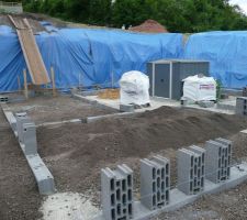 Mise en place des premières rangées d'agglos et des 20cm de laitier (soit environ 50 tonnes à descendre!!) sous la dalle béton de 10cm de la cave.