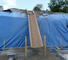 Mise en place des premières rangées d'agglos et des 20cm de laitier (soit environ 50 tonnes à descendre!!) sous la dalle béton de 10cm de la cave.
Rampe