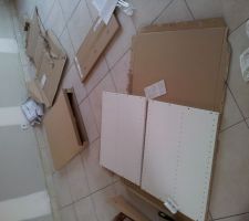 C'est parti pour l'installation de la cuisine. Premi&egrave;re &eacute;tape montage des caissons