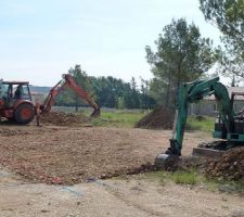 R&eacute;alisation des tranch&eacute;es de fondations par la soci&eacute;t&eacute; Angelo terrassement de Rocbaron 83