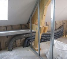 Les gaines de la VMC qui montent du RDC, passent à l'étage dans la salle de bains et une chambre et sortent au niveau du plafond du garage