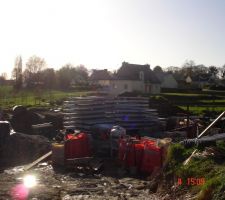 STOKAGE D'UNE PARTIE DES MODULES POUR L'ELEVATION DES MURS DU SOUS SOL