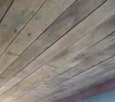 Plancher en vieux chêne au plafond du préau