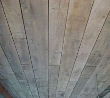 Plancher en vieux chêne au plafond du préau