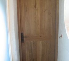 Une des portes en chêne posée au rez-de-chaussée