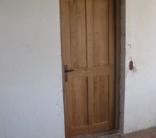 Une des portes en ch&ecirc;ne pos&eacute;e au rez-de-chauss&eacute;e