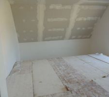 Rampants et plafond du 1er étage enduits et en attente d'être plâtrés