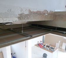 Vue de dessus du faux plafond du RDC avec structure métallique et placo BA13