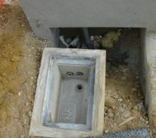 La petite chambre pour le cable telecom est en place aussi.