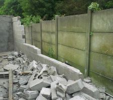Ca y est c'est parti !
Dépose en "douceur" d'un mur qui aurait, sinon, été situé dans le nouveau passage.