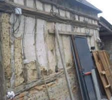 Le mur en torchis qui sera supprimé.

Nota : Si quelqu'un a des idées à soumettre pour la méthode, je suis preneur.