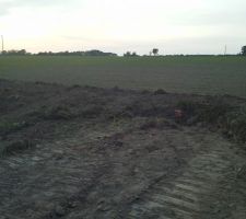 Vue du champ derri&egrave;re le terrain.