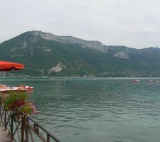 Le lac, avec au fond à droite la Tournette