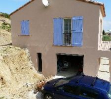 Le drainage aurait dû être prévu en haut à gauche, on devine les travaux de terrassement sur la partie arrière, là on est au niveau plainpied dans le cas d'une maison standard. Le sous-sol hors-sol est nettement visible