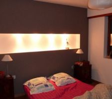Creation d'une niche eclairée en tête de lit, dans une des chambres