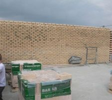 4 eme jour :mur côté ferme fini