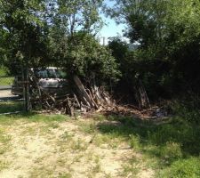 L'entr&eacute;e de notre all&eacute;e &agrave; droite du portail qui fait partie de la grange va falloir bosser et tout d&eacute;broussailler!