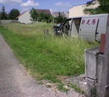 Une partie de cl&ocirc;ture du voisin a &eacute;t&eacute; enlev&eacute;e pour pouvoir implanter la maison
