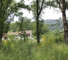 Depuis le Sud du terrain, la maison existante sera masquée (normalement !) par la nôtre.