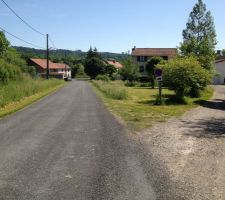 La route devant nous &ccedil;a donne a droite dans petit chemin communal
