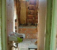 Pièce lavabo
démolition cloison EST