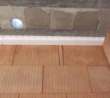 Les rupteurs de ponts thermiques de l'étage avec les évacuations de sdb