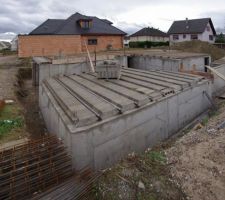 La dalle de rez-de-chaussée prête a être coulée.