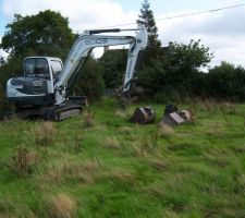 Préparation de la pelle pour analyse du sol pour étude du terrain pour futur épandage.