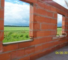 A gauche le bureau et &agrave; droite la chambre parentale