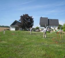 En arrière plan, la maison de mes parents