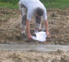 Le conducteur des travaux ..
Oui, vaut mieux verifier les plans, vous avez raison.. ! lol