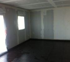 Salon carrelage noir b&eacute;ton cir&eacute;e en 60/60.