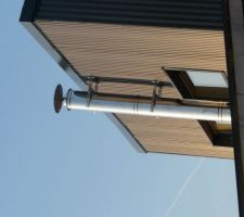 Conduit poujoulat en inox devant d&eacute;passer de 40 cm la toiture la plus haute