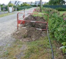 L&agrave; un trou devant chez moi ..dire que j'avais tondu ce week end si j'avais su !