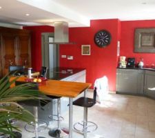 Vue d'ensemble de la cuisine. mur enduit à 3 sous! crepis de base taloché grossierement, et peint (ou barbouillé) après sechage