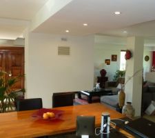 Le salon (presque fini, vu depuis la cuisine. on y voit la cheminée et les faux plafond de different niveaux qui délimitent naturellement les espaces.  Il a fallu s'adapter aux contraintes des nombreux ipn..