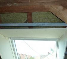 Detail du placo autour d'un velux fraichement posé. Erreur de débutan, lors de la création du chevetre j'ai descendu la poutre supérieure trop bas. Du coup on a du ajuster le placo pour maximiser l'ouverture et l'apport d eluliere