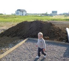 Aménagements extérieurs: Nouvelle livraison de terre végétale et inspection de la terrasse par le jeune futur propriétaire