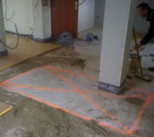 Pose du tms au sol pour le plancher chauffant. je precise, qu'avant, on a fait saut&eacute; la chappe et le carrelage. On a mis du sable pour egaliser sous les plaques d etms