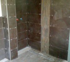 Pose de la douche italienne et du carrelage. Le receveur a &eacute;t&eacute; fait avec une chape beton classique sur laquelle nous avons fa&ccedil;onn&eacute; la bonne pente. le receveur et la ba,de verticale sont des allumettes d'ardoise