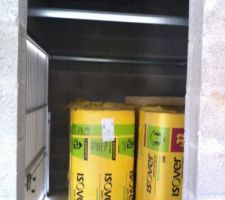 Autre erreur de la part de Bati-3J soulev&eacute; par le plaquiste. La porte d'acc&egrave;s au garage devait s'ouvrir dans le garage mais ce n'est pas possible &agrave; cause des rails de la porte coulissante !! Du coup, elle s'ouvrira vers l'int&eacute;rieur de la maison et donc on perd de l'espace pour am&eacute;nager notre entr&eacute;e :(