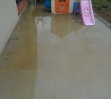 Terrasse innondée lorsqu'il pleut.
Dalle brute (certes irégulière) mais pente inversé, au lieu d'éloigner l'eau de la maison elle la ramène vers elle.