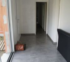 Le sol termin&eacute; avec les plinthes