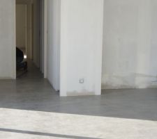 Sol termin&eacute; dans la pi&egrave;ce &agrave; vivre, manque les plinthes